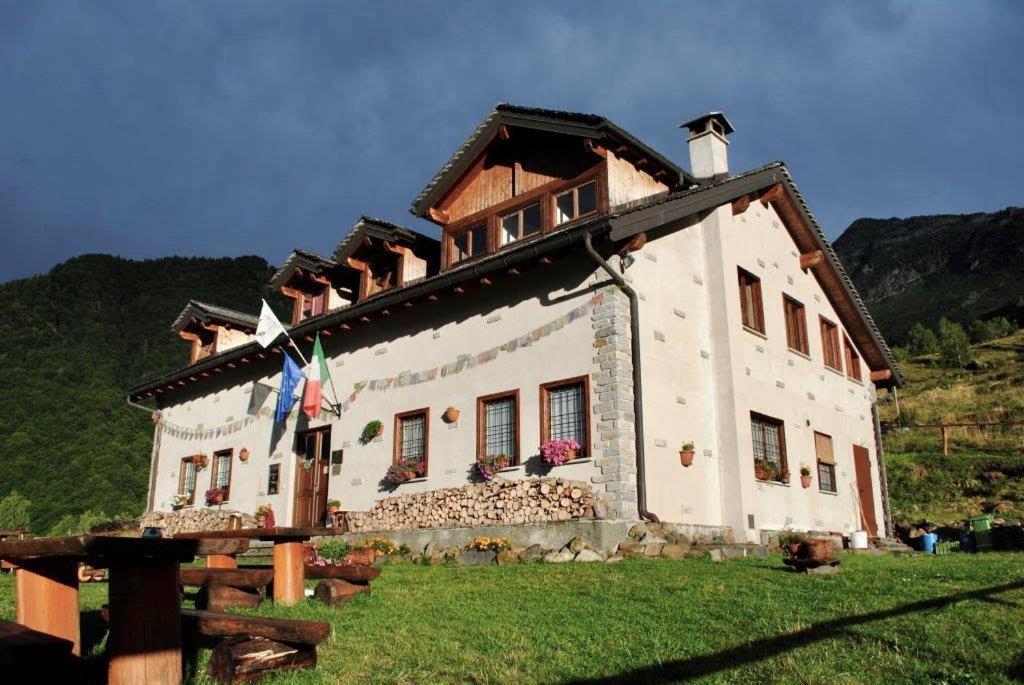 بيت شباب Rifugio Parpinasca Trontano المظهر الخارجي الصورة